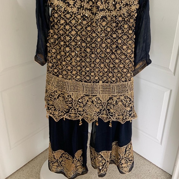 Stunning Midnight Blue and Gold Gharara Indian/Pakistani 3 piece Outfit - Picture 6 of 6